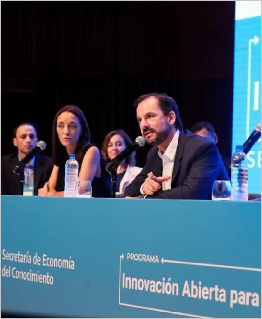 Ariel Sujarchuk en un panel junto a otras autoridades