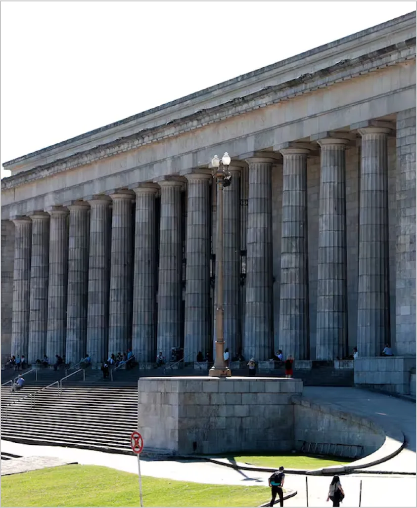 Fachada con columnas de la Facultad de Derecho de la UBA