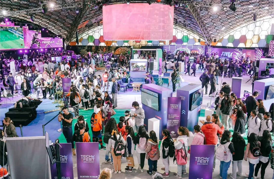 Feria de innovación y tecnología con público recorriendo los stands