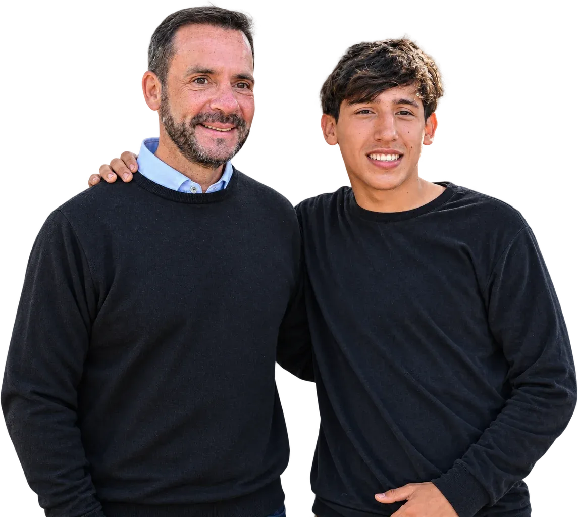 Ariel Sujarchuk abrazado con un joven de Escobar